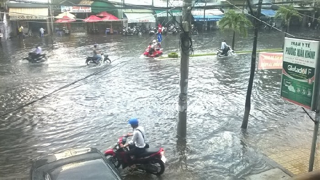 (C) thesaigontimes, Huynh Kim, 道路が冠水したカントー市ニンキエウ区