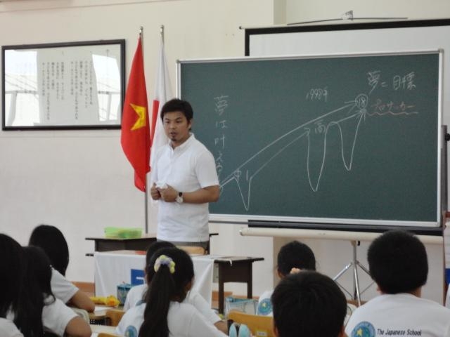 (C) VIET-JO, 夢曲線を使って子供たちに自分が夢を叶えるまでの過程を解説する城氏