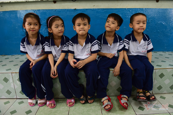 ベトナム初の5つ子ちゃん 小学校に入学 送り迎えは2往復 社会 Vietjoベトナムニュース