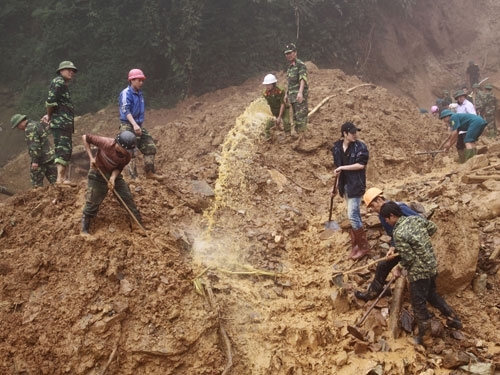 （C）Thanh nien,Le Quan、土砂崩れの現場