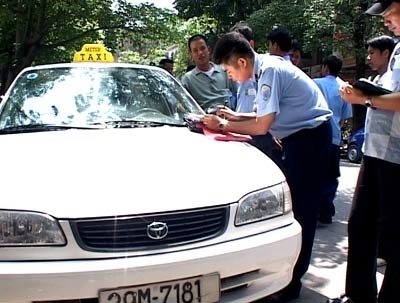 （Ｃ）Ha Noi Moi, 白タク取り締まりの様子