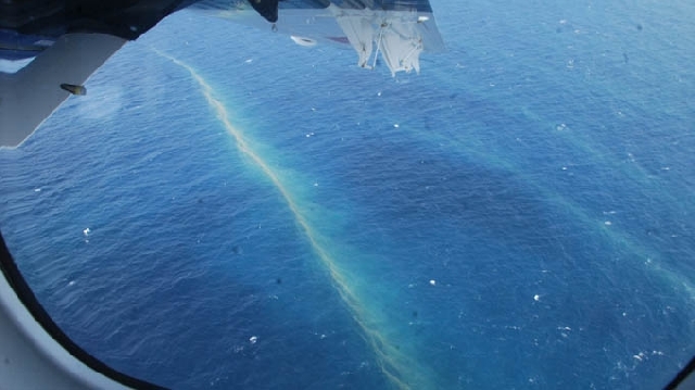 （C）  tuoitre,　ベトナム海軍が撮影した行方不明機のものと見られる油膜