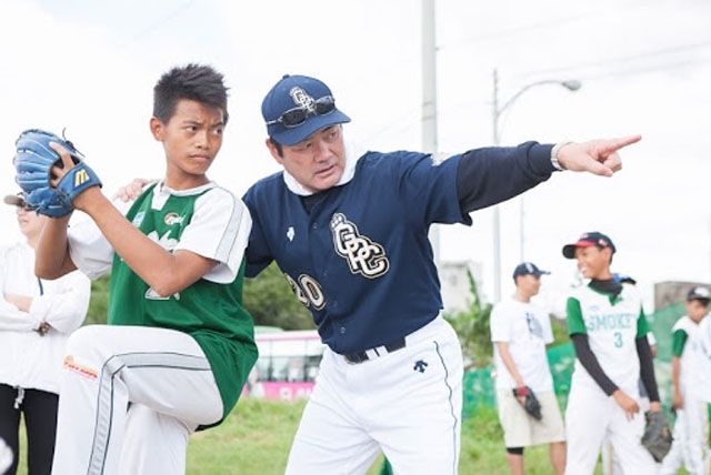 （C）  名球会,　少年野球育成プロジェクト(フィリピン)での北別府学氏（右）