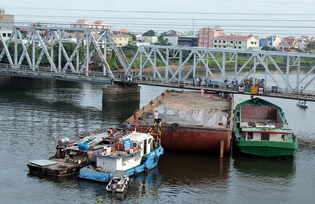ホーチミン最古のビンロイ橋 バージ船衝突で危機一髪 社会 Vietjoベトナムニュース
