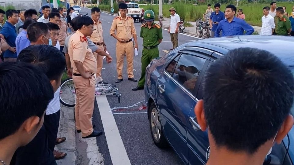 ナムディン省 3歳児が教習車にひかれて死亡 教官が飲水で車を降りている間に 三面 Vietjoベトナムニュース