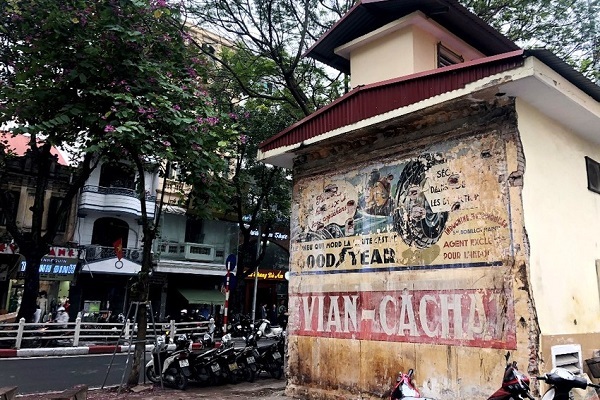 70年前のフランス語壁画広告、ハノイの街中に突如出現 [社会] - VIETJOベトナムニュース